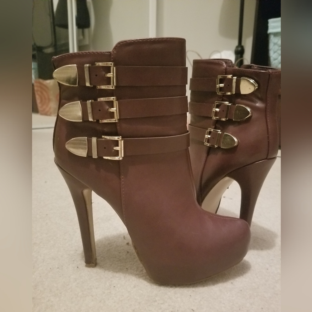 Shoes size 8.5